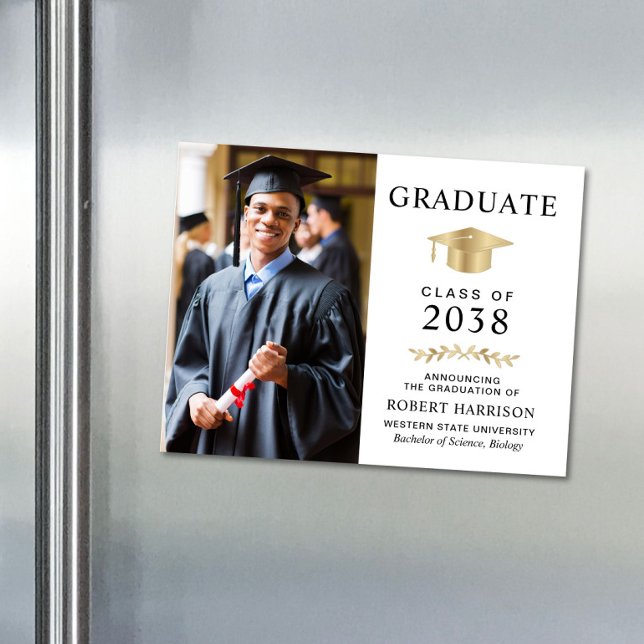 エレガント フォト ホワイト ゴールド 卒業発表 (An elegant college graduation announcement magnet to celebrate the graduate's achievements)