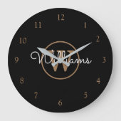 エレガント ブラック ゴールド モノグラム スクリプト 名前 ラージ壁時計 (正面)