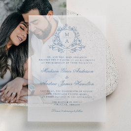 エレガント ブルー フローラル クラウン モノグラム ウェディング ベラム紙招待状
