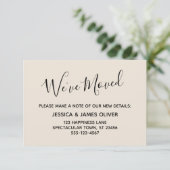 エレガント・ミニマル・タイポグラフィー 「私たちは移転しました」 クリーム エンクロージャーカード (スタンド正面)