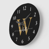 エレガント モダン ブラック ゴールド モノグラム 名前 スクリプト ラージ壁時計 (傾斜)