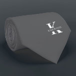 エレガント モノグラム グレー | ホワイト ネクタイ<br><div class="desc">シルバーグレー地に大胆なホワイトのモノグラムがあしらわれたエレガントなネクタイ。 このモノグラムの上には、あなたの名前（ファーストネームまたはラストネーム）がすべて大文字で表示されます。</div>