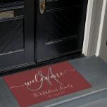 エレガントBurgundy Gray Monogramスクリプト名結婚の ドアマット<br><div class="desc">新郎新婦パーソナライズされたとブルゴーニュとグレーのモノグラムのデザインの姓と結婚の日付の色の背景に無地の。新婚ユニーク者に素晴らし贈り物をする。新し素晴らしい家を一緒におカスタマイズ名前、モノグラムのイニシャルと結婚あなたの家の色に合わせて日付と色。エルククラーク©</div>