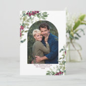 エレガントBurgundy Greenery Arch Christmas写真 シーズンカード (スタンド正面)