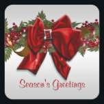 エレガントChristmas Greeting Personalize スクエアシール<br><div class="desc">美しいフェイクサテンの弓は赤い雪の果実、金ゴールドのリボン、緑のと星で満たされたクリスマスのリースに向かって休息してい葉てきらめく鮮やか、単語を持つ銀の灰色の背景を形成する、シーズンの挨拶。ITカスタマイズ – 言葉を変更して季節のメッセージを反映するか、家族の名前を追加。理想的な – 飾の紙製品とプレゼント今季クリスマス。</div>