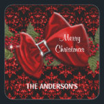 エレガントChristmas Greeting Personalize スクエアシール<br><div class="desc">赤い雪フェイクの果実と緑のリースで満たされたクリスマスの上に美しいサテンの弓が休ま葉れ、赤と黒のダマスクの背景をフレーム鮮やか。あなたの個人的な文字と家族の名前のためのメッセージテンプレートがある。理想的な – 飾の紙製品とプレゼント今季クリスマス。</div>