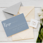 エレガントDust Blue Script Meal Choice結婚's 出欠カード<br><div class="desc">書道シンプルとエレガントライトブルーの結婚式のsvpカード。それは白いタイポグラフィでダストブルーの背景を持つ。ミニマルでシックな手書きレタリング。食事の選択とアレルギーの可能性で。</div>