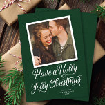 エレガントGreen Holly Christmasすてき Script Photo シーズンカード<br><div class="desc">深いの緑の背景に四角い写真を添えた「ホリーすてき・クリスマスを過ごす」と書かれた白い書の台本のあいさつ独身のきを添えた素敵な休日の写真カード。カードの背面には同じ緑の色が付いている。別の写真や追加の文字を追加するクリックには、の「編集ツールを使用したデザイン」。このクリスマスフォトカードはまだフェスティバルモダンだ！</div>