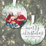 エレガントGreenery Meerry Christmas Family写真 オーナメント<br><div class="desc">名パーソナライズされた前Greenery Christmas Scriptエレガント家族の写真のオーナメントカスタム日付。緑豊かなパーソナライズされた植物の緑に囲まれた大きな家族の写真を含む、このクリスマスの装飾で休日の記念の酒を作成する。松の枝、常緑の離れtouchと赤いホリーの実に混ざり合う滑らかな白いグラディエントを見せ、フェスティバルとを提供エレガントする。背中は植物性のテーマを続け、緑は上下に飾られている。「メリークリスマス」はオーナメント中で優雅に台本が書かれ、あなたの家族の名前と年が下に表示される。季節に合祝わせて、このオーナメントは大切な家族の写真でカスタマイズ可能で、休日の装飾にタイムレスに加えられる。</div>
