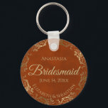 エレガントRust Orange & 金ゴールドBridesmaid's 結婚 Gift キーホルダー<br><div class="desc">これらのキーホルダーは与え、あなたの結婚式のパーティーで花嫁に好意として設計されている。赤さびシンプルのオレンジや燃えエレガントたアンバー色の背景、金ゴールドスクリプトレタリング、金の箔のフローラを持つレースのようデザインがフェイク含ま縁どれている。文字は、彼女の名前、カップルの名前と日付の宇宙を持つ"Bridesmaid"結婚と言う。特別な日感謝していに参加するための完璧な方法！</div>