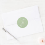 エレガントSage Green Script Monogram結婚の ラウンドシール<br><div class="desc">クラシックデザインと脚本フォントのモノグラムをフィーチャーしたエレガントなウェディングステッカー。</div>