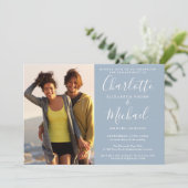 エレガントScript Dusty Blueフォト婚約パーティ 招待状 (スタンド正面)