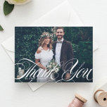 エレガントScript Flowish White Photo結婚's サンキューカード<br><div class="desc">エレガントScript Flowish White Photoの結婚サンキューカード |この感謝していカスタマイズ可能なフラットカードを使って特別な日の一部を家族や友だちに送信す感謝している。アートのデコ感謝していパターンを使った「あなた」のスクリプトオーバーレイを特徴とする。別の写真や白い背景を追加することによカスタマイズり、パター保ンを更に追加で空白のきる。</div>