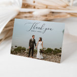 エレガントScript Photo's 結婚 Thank You Fold Card サンキューカード<br><div class="desc">結婚式の日に撮った結婚写真で感謝していお前のカードを折り畳み素晴らして、誰もが喜んで受け取る！内カスタマイズに結婚お気に入りのの写真とメッセージを簡単に！</div>