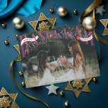 エレガントSerif Happy Hanukkah写真 シーズンカード<br><div class="desc">手記エレガントセリフ「hanukkah」とザクロの花とリボンの「Happy」と「With love」の花。オリジナルグラフィック：Becky Nimoy写真提供：unsplash; in purple</div>
