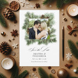 エレガントWinter Pines Christmasの結婚写真 セーブザデート<br><div class="desc">この美しい冬の結婚式で特別な日を発表する日付カードを除き、水彩の松と松のコーンで囲まれたカップルの写真。シンプルなデザインとエレガントタイポグラフィは、クリスマスや休日をテーマにした完璧なタイムレスな外観を作り出し結婚ている。お客様が思い出に残るお祝いのプレビューを与え楽しみながら、冬の季節の魅力をキャプチャ</div>