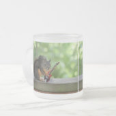 エレキギターを演奏しているリス フロストグラスマグカップ (正面左)