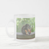 エレキギターを演奏しているリス フロストグラスマグカップ (左)