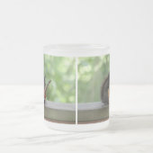 エレキギターを演奏しているリス フロストグラスマグカップ (中央)