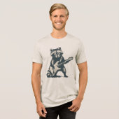 エレキギターを演奏する面白いアライグマ トライブレンドTシャツ (正面全面)
