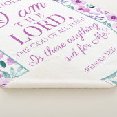 エレミヤ32:27紫色の花の背景 シェルパブランケット (3/4)