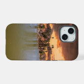 エンカントパークの劇的な夕日 iPhone 15ケース (裏面横)