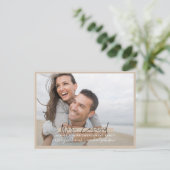 エンゲージメント写真とカリグラフィーのブッシュピンクの結婚発表 案内ポストカード (スタンド正面)