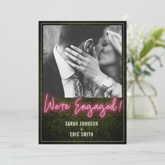 エンゲージメント発表 ピンクのネオンサイン付き写真 招待状 (スタンド正面)