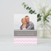 エンゲージメント発表 フォトポストカード ピンク グレー 案内ポストカード (スタンド正面)