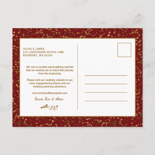 エンゲージメント発表 レッド ゴールド 3 枚の写真のポストカード インビテーションポストカード (裏面)