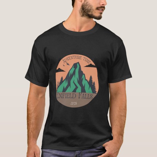 エンジの山の冒険デザインのハイキングとキャンプ Tシャツ (正面)