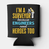 エンジニアもヒーローを必要とするので、私は測量士だ 缶クーラー (裏面)