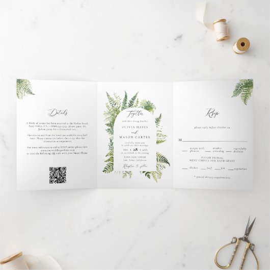 エンチャントされた森の山のシダすべて結婚の 三つ折り招待状 (内部)