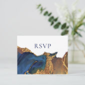 エンチャント抽象芸術ブルー金ゴールドウェディングRSVP インビテーションポストカード (スタンド正面)
