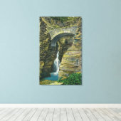 エントランスカスケードとセントリーブリッジビュー キャンバスプリント (インサイチュ (ウッドフロア))