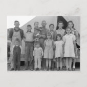 エンドウ豆の収穫の間の移住性家族 -- 1939年 ポストカード (正面)