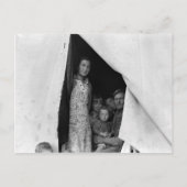 エンドウ豆の収穫の間の移住性家族 -- 1939年 ポストカード (正面)