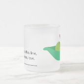 エンドウ豆の鞘の恋人のマグ フロストグラスマグカップ (中央)