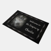 エンパイアへようこそ（ペットの名前と写真を挿入） ドアマット (アングル)