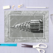 エンパイア・ステート・ビルディングが付いているニューヨークの通り 薄葉紙 (クラフト)