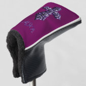 エンボスに見えるゴシック様式の十字架で紫とモノグラム ゴルフヘッドカバー (3/4 正面)