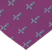 エンボスに見えるゴシック様式の十字架で紫とモノグラム ショートテーブルランナー (コーナー)