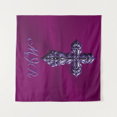 エンボスに見えるゴシック様式の十字架で紫とモノグラム タペストリー (正面(横))