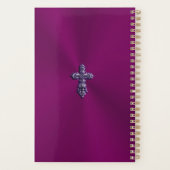 エンボスに見えるゴシック様式の十字架で紫とモノグラム プランナー手帳 (裏面)