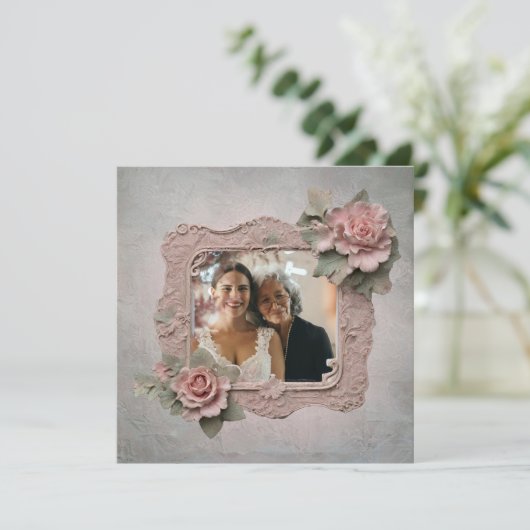 エンボスピンクのバラおばあちゃんの写真フレーム カード (スタンド正面)
