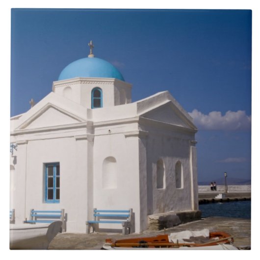 エーゲ海近くのビーチの白い教会 タイル (正面)