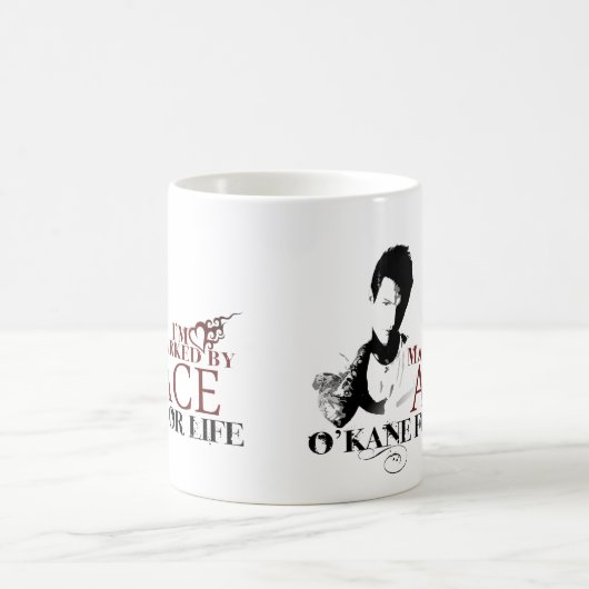 エースのマグによって示される コーヒーマグカップ (中央)