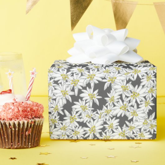 エーデルワイスアルプスワイルドフラワーチャークコテージコア ラッピングペーパー (誕生日パーティー)