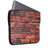 オアシスその他の有名な名前 ラップトップスリーブ (正面右)