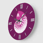 オウムガイの貝-ナスの紫色および白 ラージ壁時計 (傾斜)